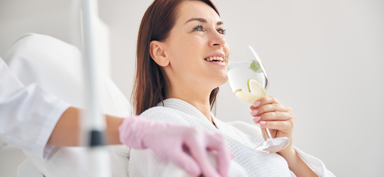 Smiling-woman-receiving-IV-drip-for-energy